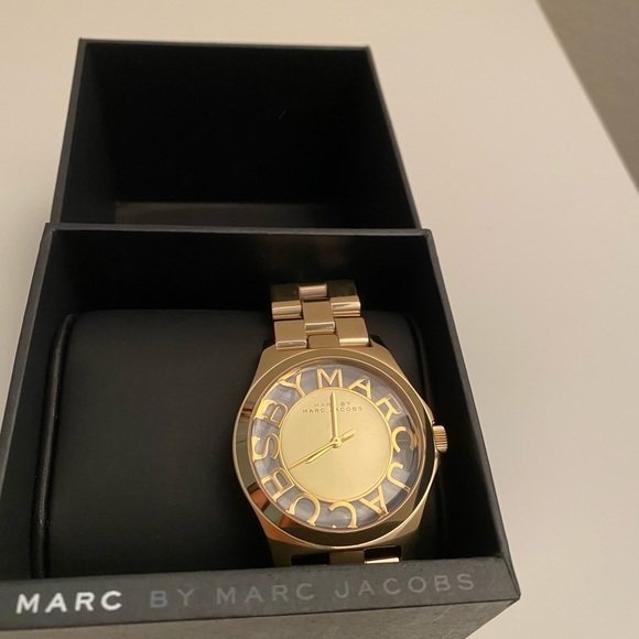 New in box Marc by Marc Jacobs gold link watch - Picture 4 of 10